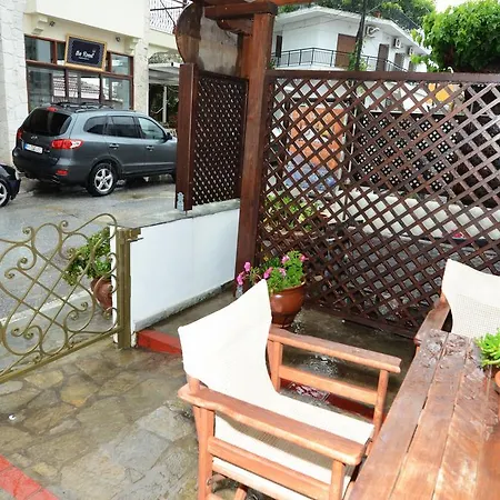 ゲストハウス Nostos アムリアニ